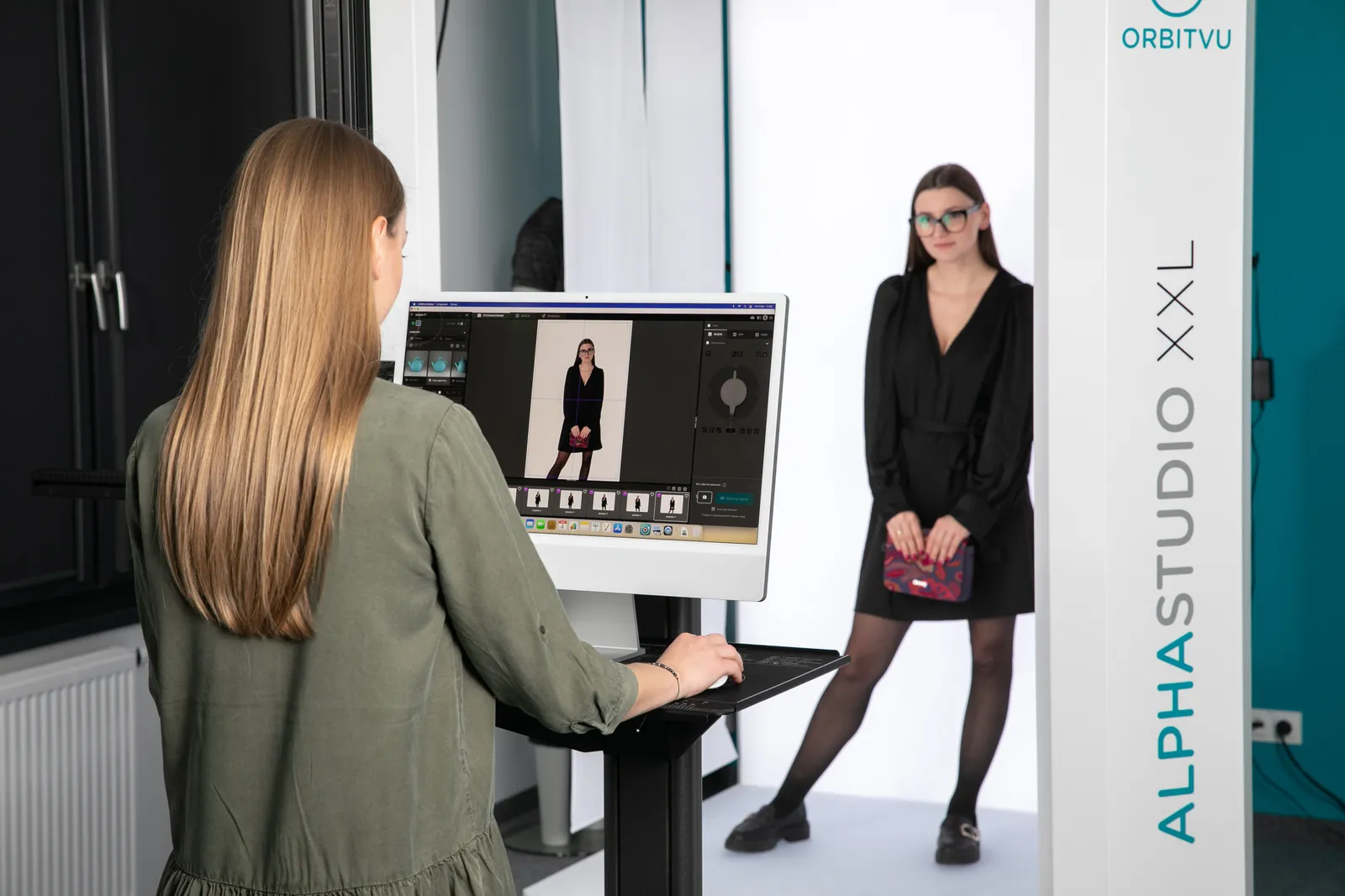 Lookbook photo session with a professional model in an Orbitvu Alphastudio XXL